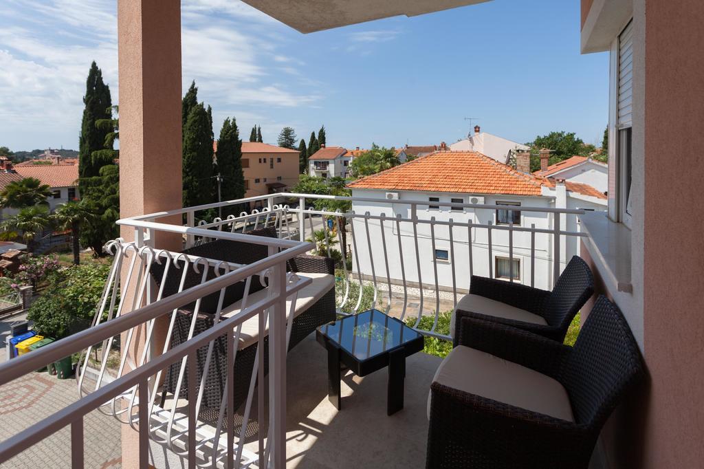 Apartments Tijana ロヴィニ エクステリア 写真