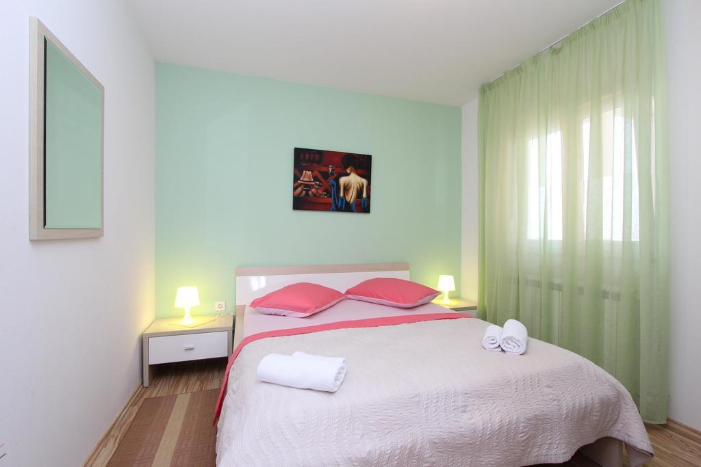 Apartments Tijana ロヴィニ エクステリア 写真