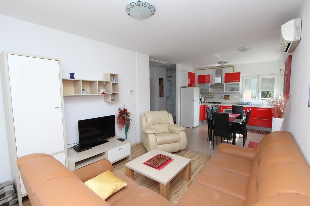 Apartments Tijana ロヴィニ エクステリア 写真