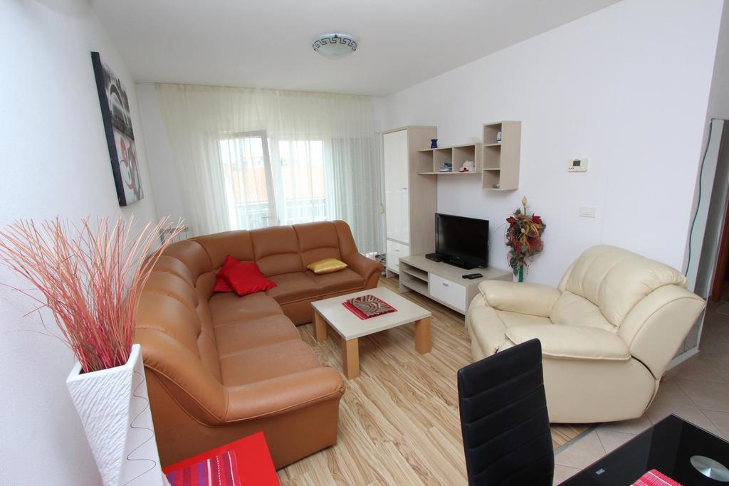 Apartments Tijana ロヴィニ エクステリア 写真